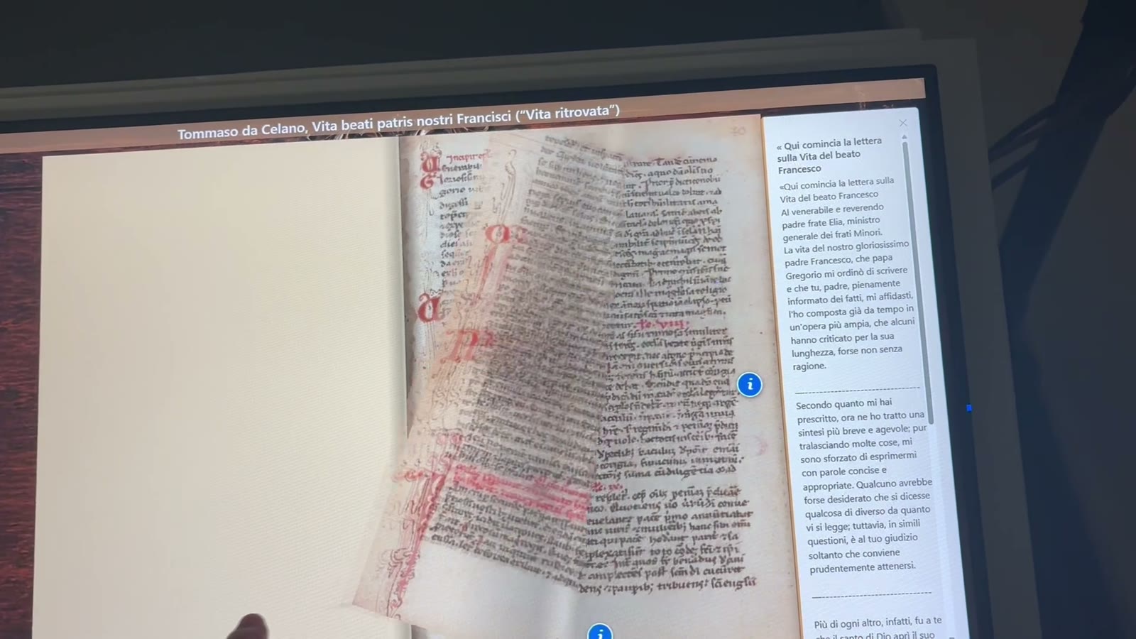 Pagina di manoscritto in fase di sfoglio con pannello di traduzione aperto sulla destra